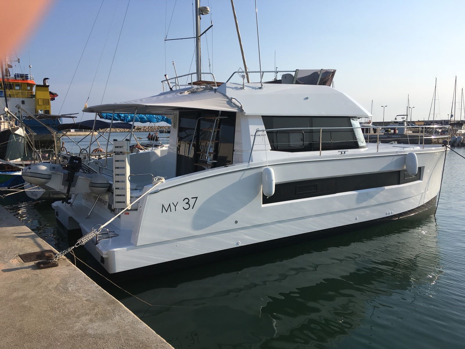 Barco de motor EN CHARTER, de la marca Fountaine Pajot Motor Yachts modelo MY 37 y del año 2017, disponible en Puerto Deportivo El Masnou El Masnou Barcelona España